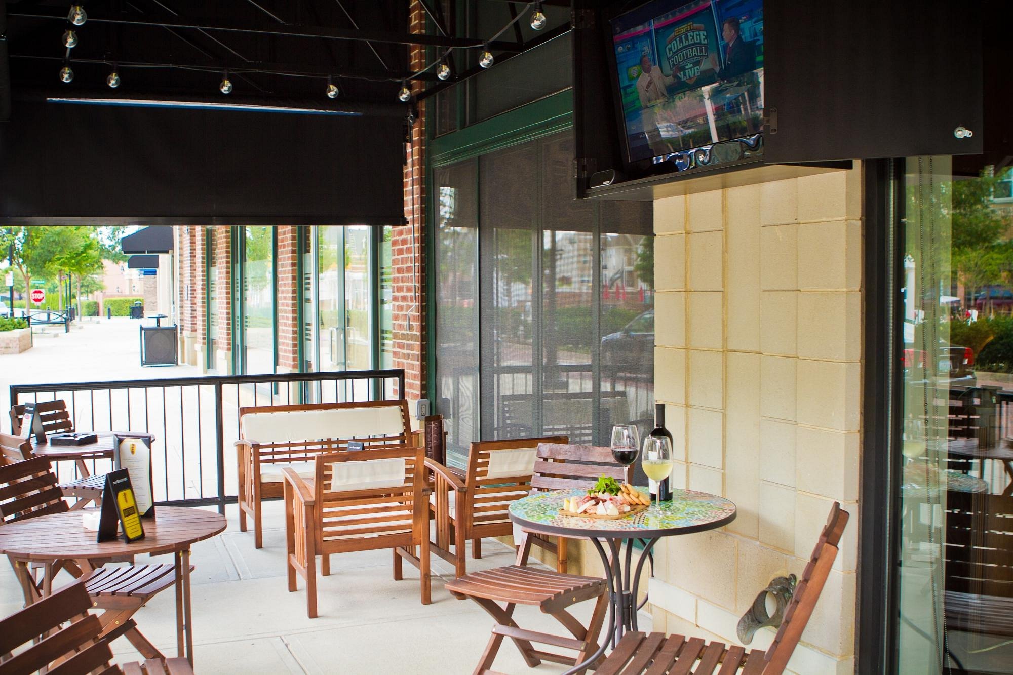 Mona Lounge and Cigar Bar